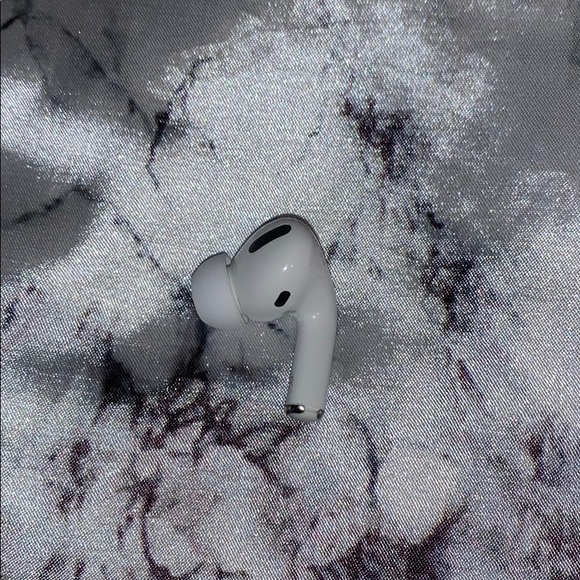 Off-Brand Air Pods Pro - Picture 4 of 6